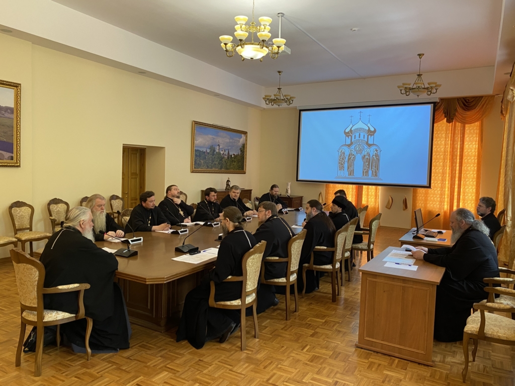 В конференц зале заседаний Калужской митрополии прошел Епархиальный совет.