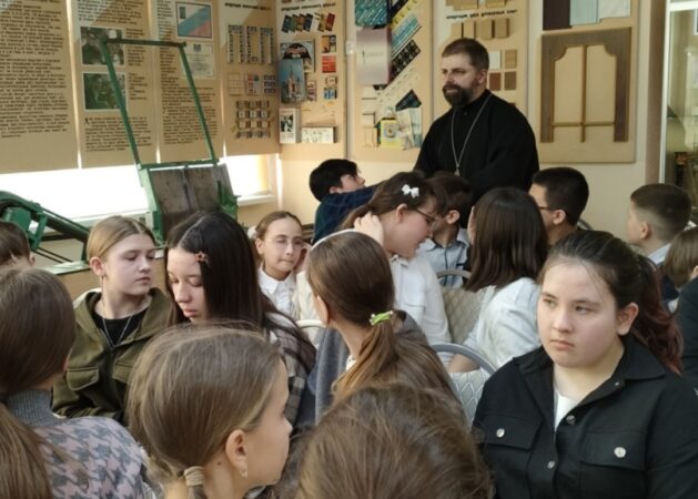 Иерей Вадим Островский провел встречу со школьниками в день Православной книги