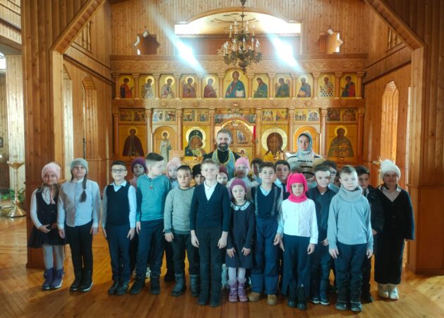 Школьники посетили с экскурсией храм Иоанна Кронштадтского в Балабаново
