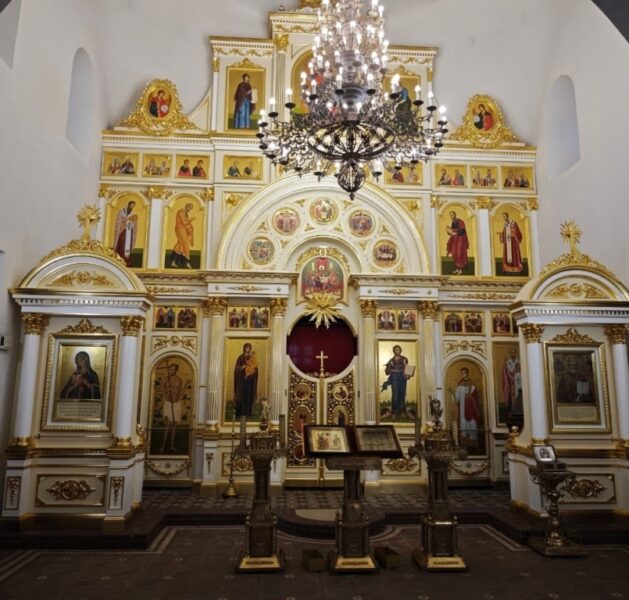 В Никольском храме в Русиново завершилась установка нового иконостаса