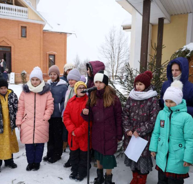 У стен храма в честь праведного Иоанна Кронштадтского в г. Балабаново состоялось открытие Рождественского вертепа