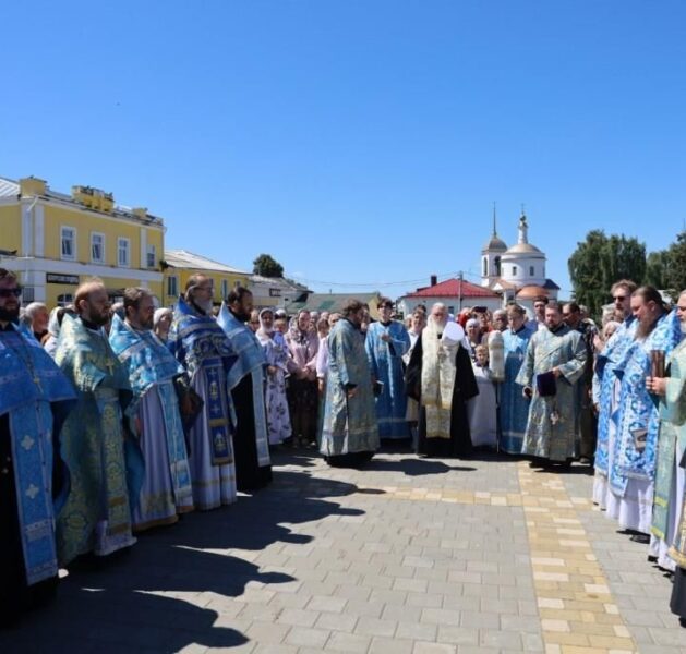 Митрополит Климент совершил молебен на центральной городской площади города Боровска